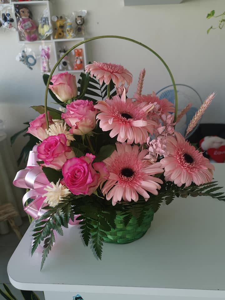 Ramos e arranjos de aniversário com flores naturais, perfeitos para oferecer em datas especiais. Flores de aniversário, ramos para oferta, cestas e caixas de flores pensadas para surpreender. A escolha ideal para quem quer oferecer flores românticas com elegância e significado.