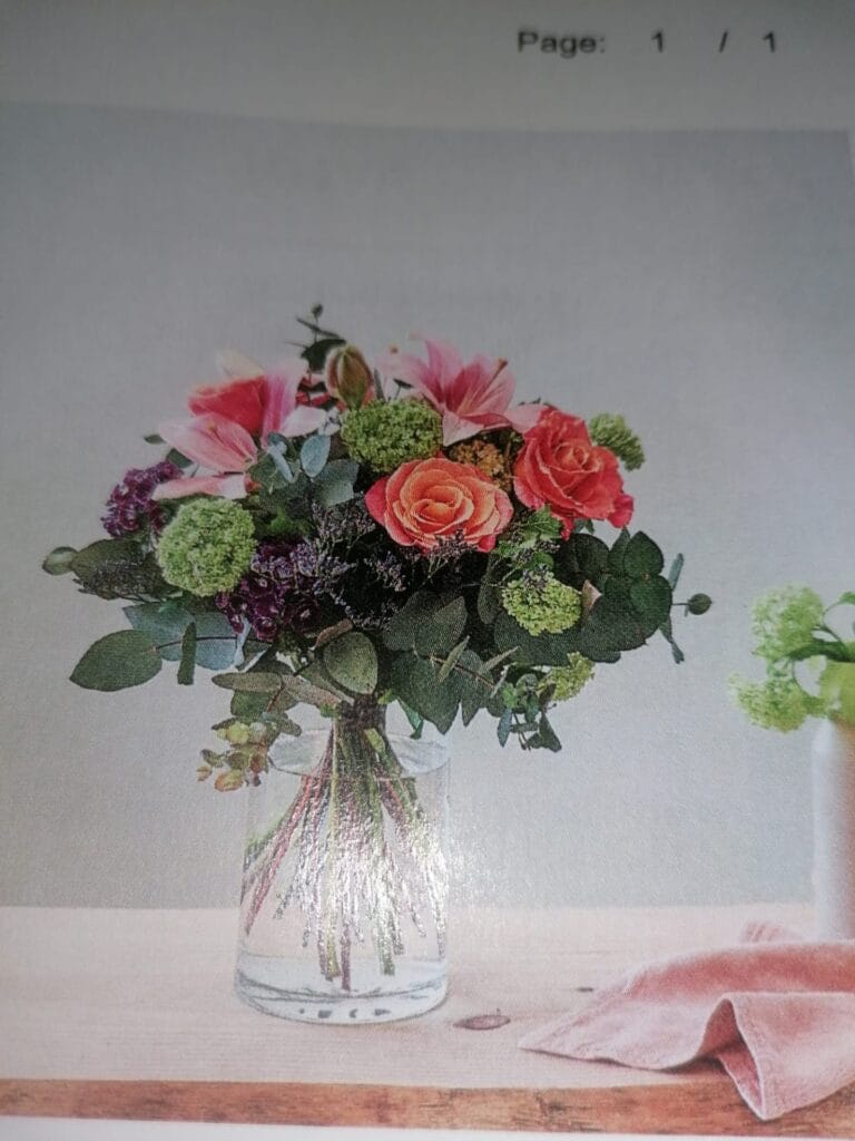 Jarra de flores, ramo de aniversário e arranjo floral para celebrações especiais. Flores de aniversário e ramos para oferta, ideais para surpreender e oferecer flores com elegância e significado.