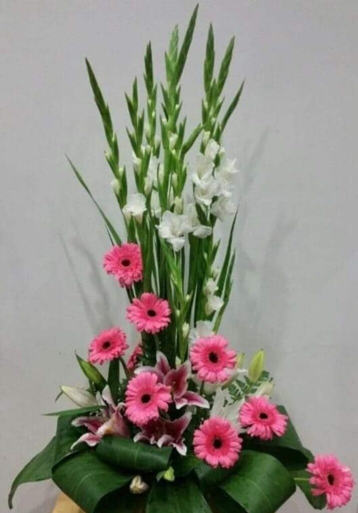 Arranjos para cemitério com flores naturais, ideais para homenagens sentidas. Arranjo de mesa e centro de mesa para decoração elegante e personalizada em qualquer ocasião.