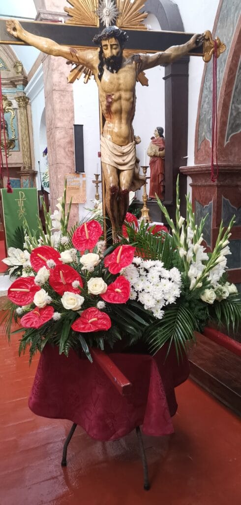 Flores para andor em procissões e festas religiosas, especialmente para celebrações em Fátima. Arranjos florais frescos e personalizados para andor, flores para andor e flores para festa, com atenção aos detalhes e respeito pela tradição.