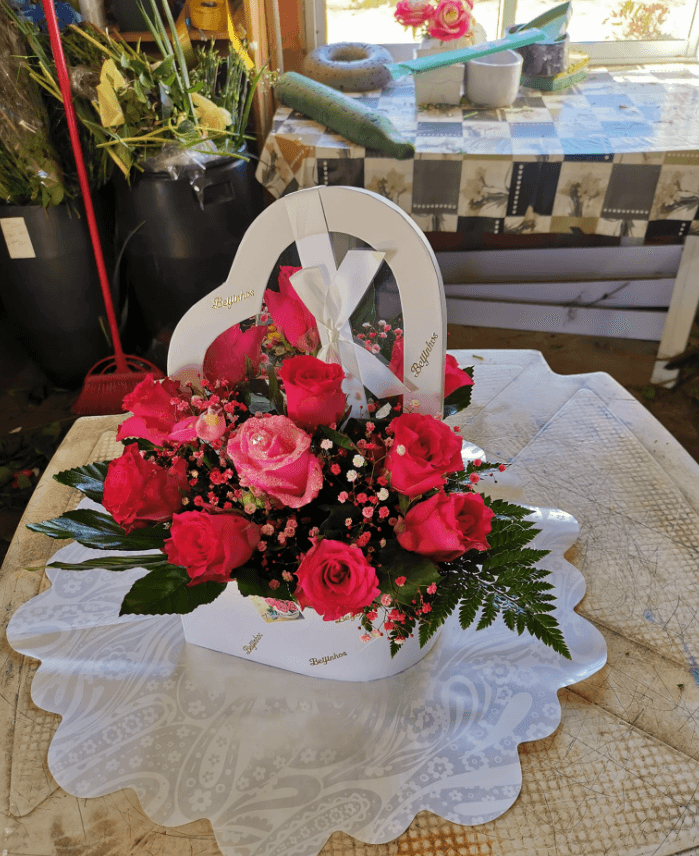 Arranjos de cemitério com flores naturais, ideais para homenagens discretas e sentidas. Flores para cemitério com frescura e qualidade, preparadas com respeito e atenção ao detalhe.