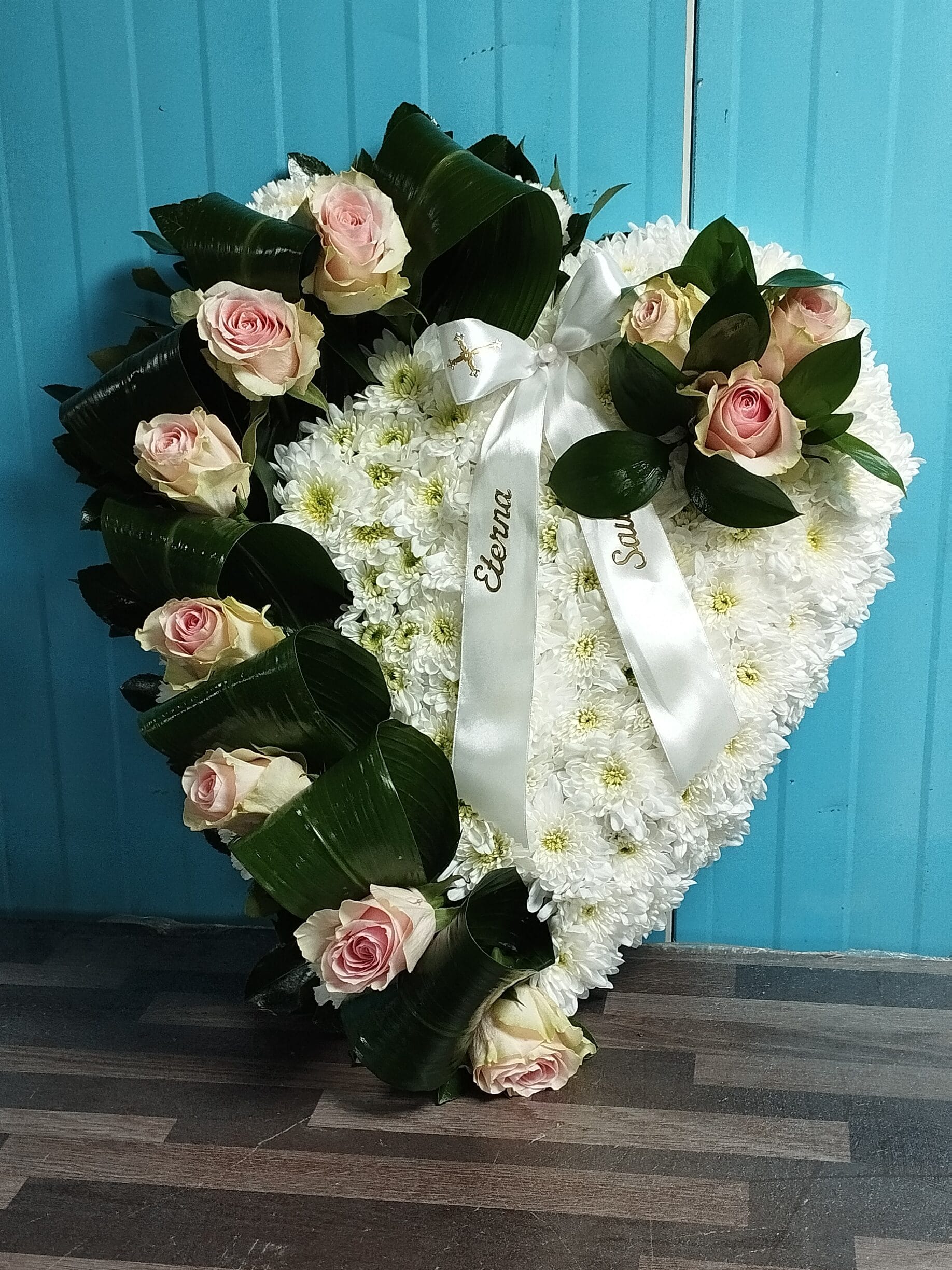 Coroas de funeral, corações e palmas fúnebres criadas com flores naturais. Flores para funeral e flores de homenagem personalizadas, ideais para prestar uma última homenagem fúnebre com respeito, delicadeza e significado.