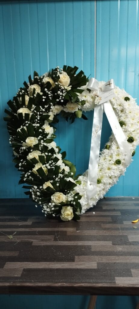 Coroas de funeral, corações e palmas fúnebres criadas com flores naturais. Flores para funeral e flores de homenagem personalizadas, ideais para prestar uma última homenagem fúnebre com respeito, delicadeza e significado.