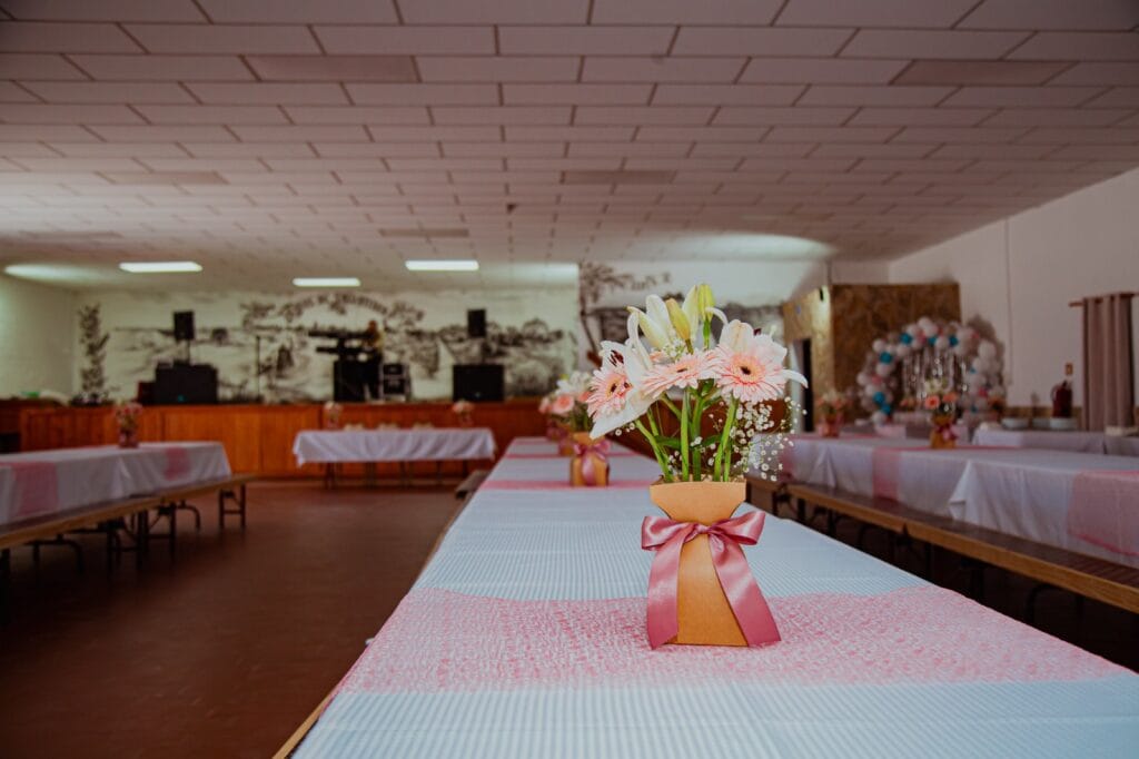 Decoração de casamento, batizado, eventos e festivais com flores naturais e personalizadas. Criamos arranjos únicos para decoração de casamentos, batizados e todo o tipo de eventos, com elegância, criatividade e atenção ao detalhe. Flores para evento com frescura, bom gosto e impacto visual.