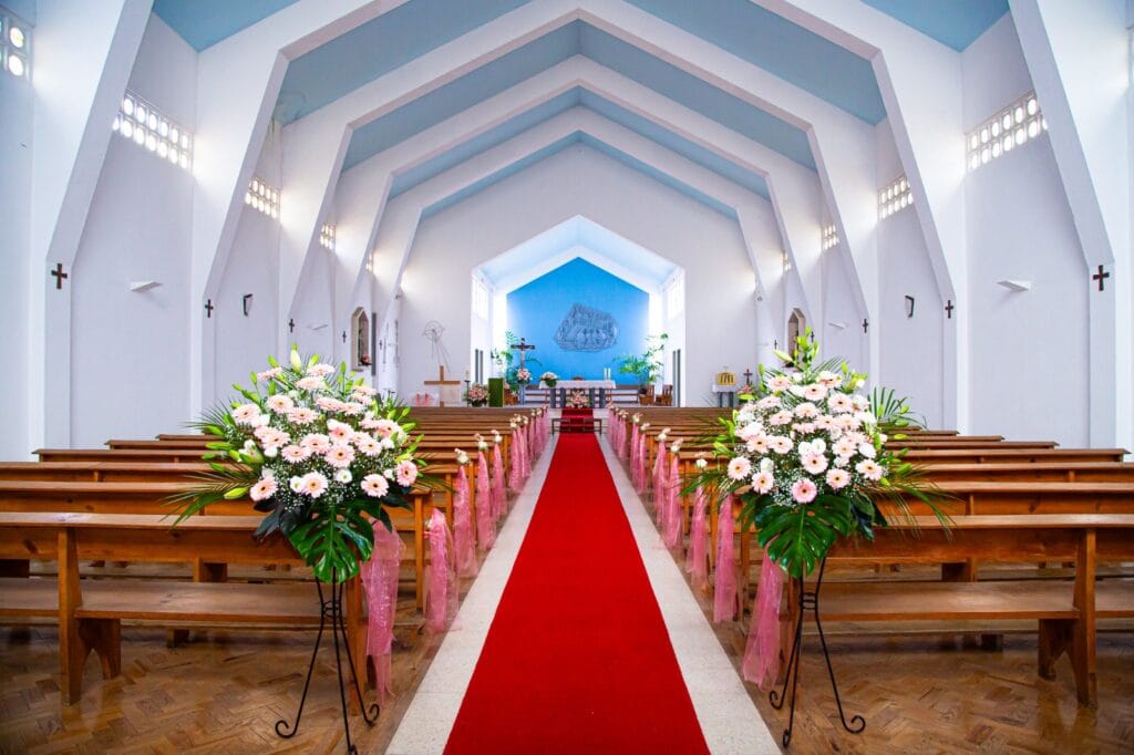 Decoração floral para igreja de casamento, com arranjos de flores frescas que valorizam cada momento. Flores para casamento criadas com elegância e cuidado, proporcionando uma decoração de casamento única e memorável.